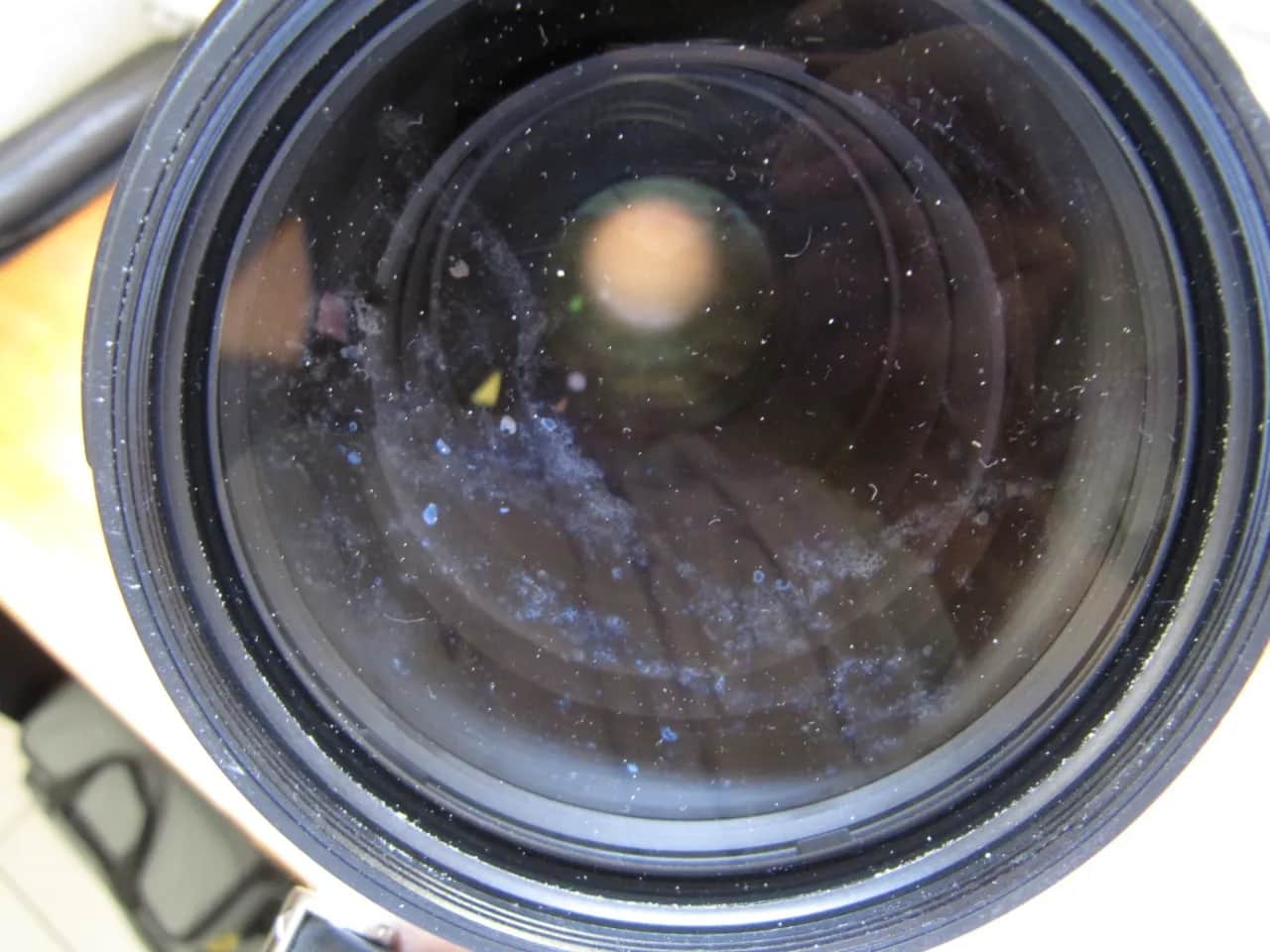 Jak usunąć rysy na obiektywie i uniknąć pogorszenia jakości zdjęć