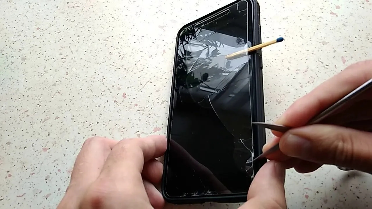 Jak zdjąć szkło hartowane z aparatu iPhone bez ryzyka uszkodzeń