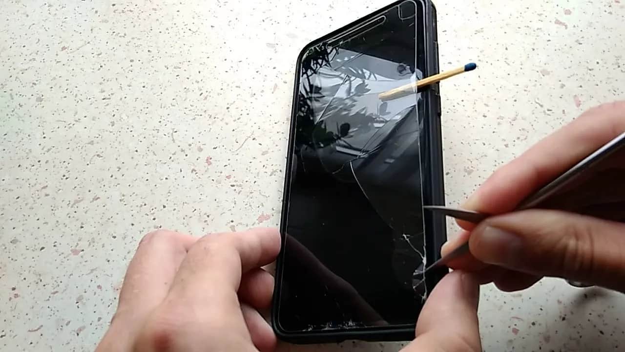 Jak zdjąć szkło hartowane z aparatu iPhone bez ryzyka uszkodzeń