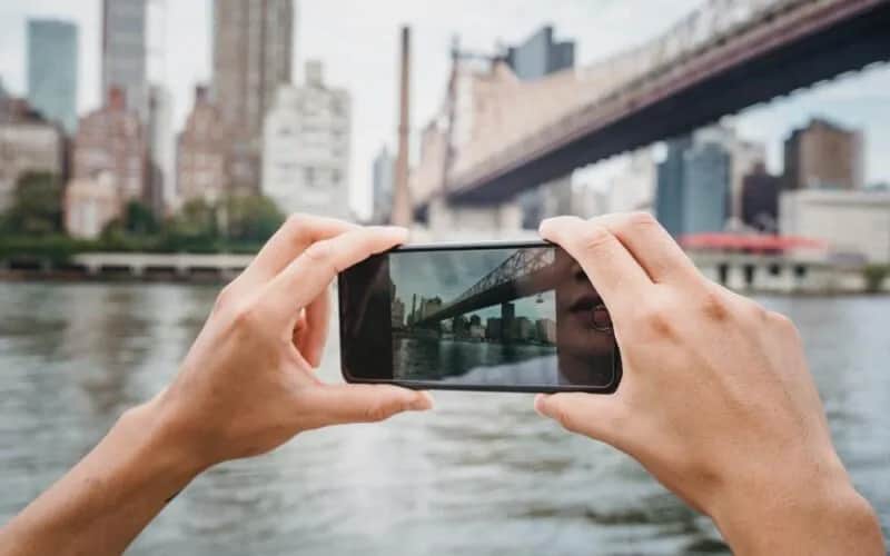Jak wywołać zdjęcia z telefonu u fotografa i uniknąć słabej jakości