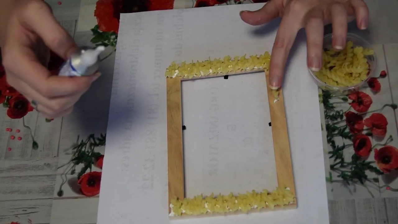 Jak zrobić ramkę na zdjęcia z makaronu – proste kroki i porady