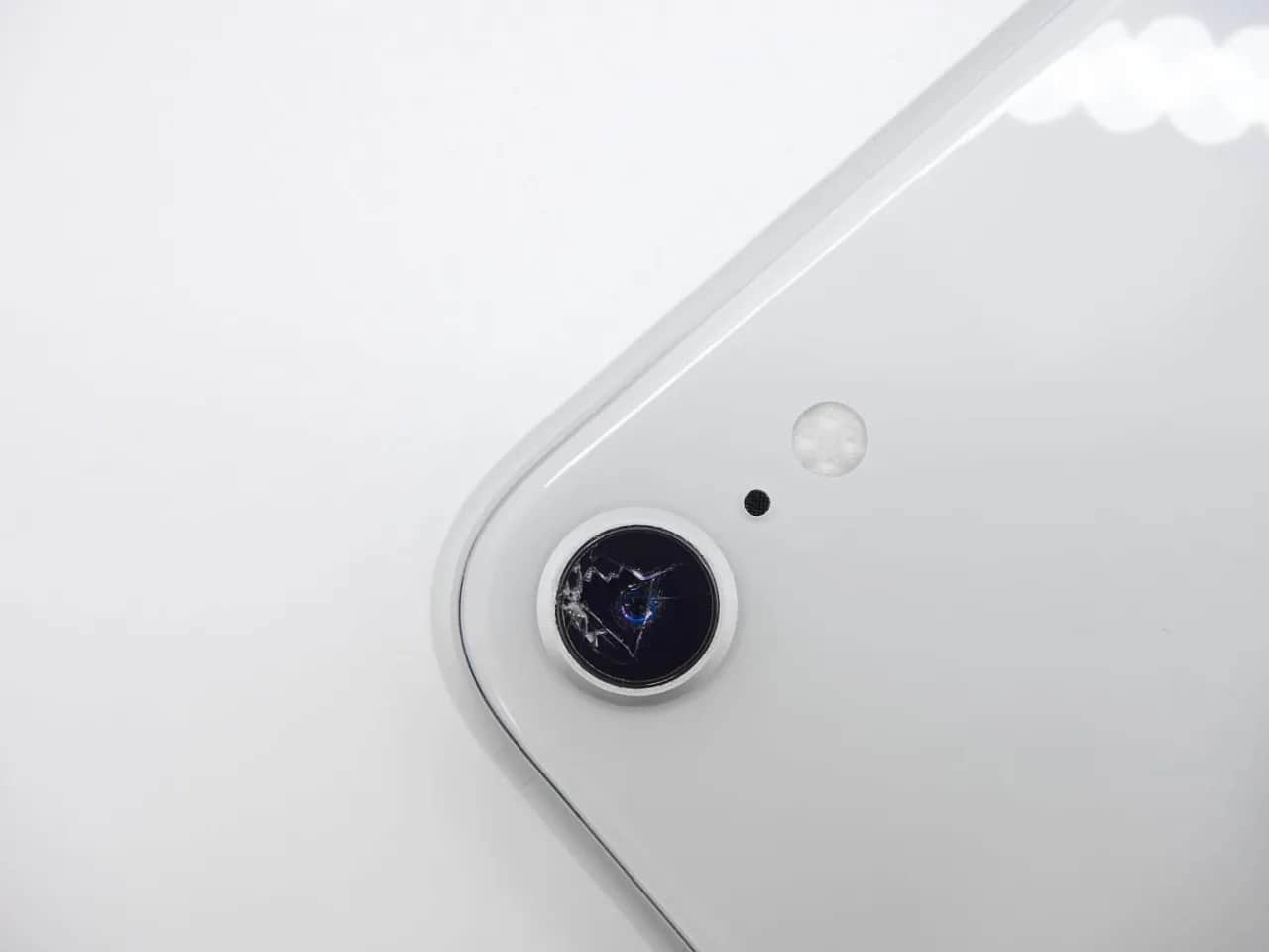 Ile kosztuje wymiana szkiełka aparatu w telefonie? Sprawdź ceny!