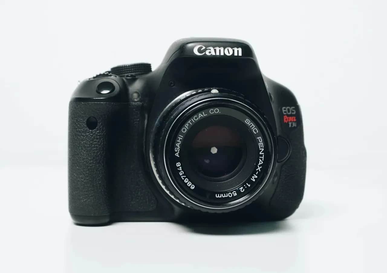 Jak zgrać zdjęcia z aparatu na komputer bez kabla w prosty sposób