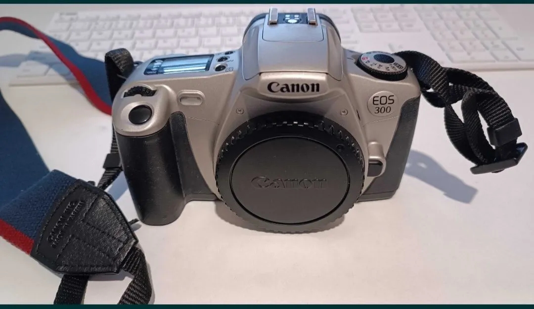 Lustrzanka Canon EOS 300 - poznaj jej wyjątkowe cechy i możliwości