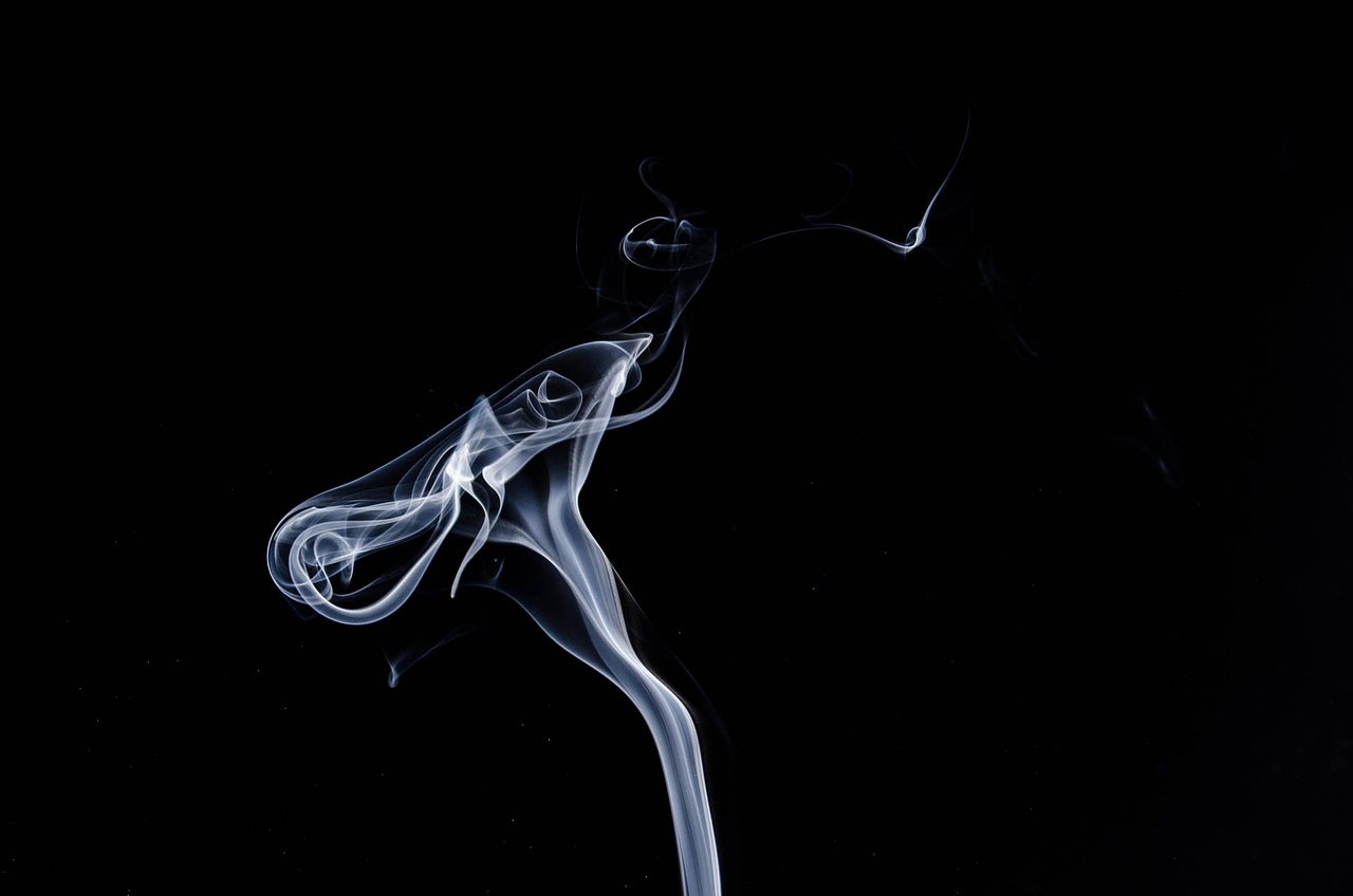 Kreatywna fotografia, jak zrobić zdjęcia smużek dymu.